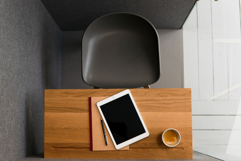 Tisch von oben in mute-labs Telefonkabine